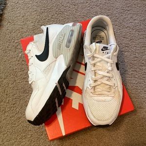 - Women’s/ Youth Nike Air Max Excee